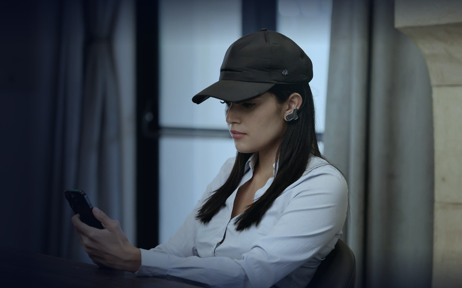 Wearing the NeuroState Cap while training on a phone